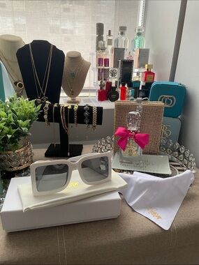 ✨White Oversized Square Sunglasses✨NEW W/case & pouch